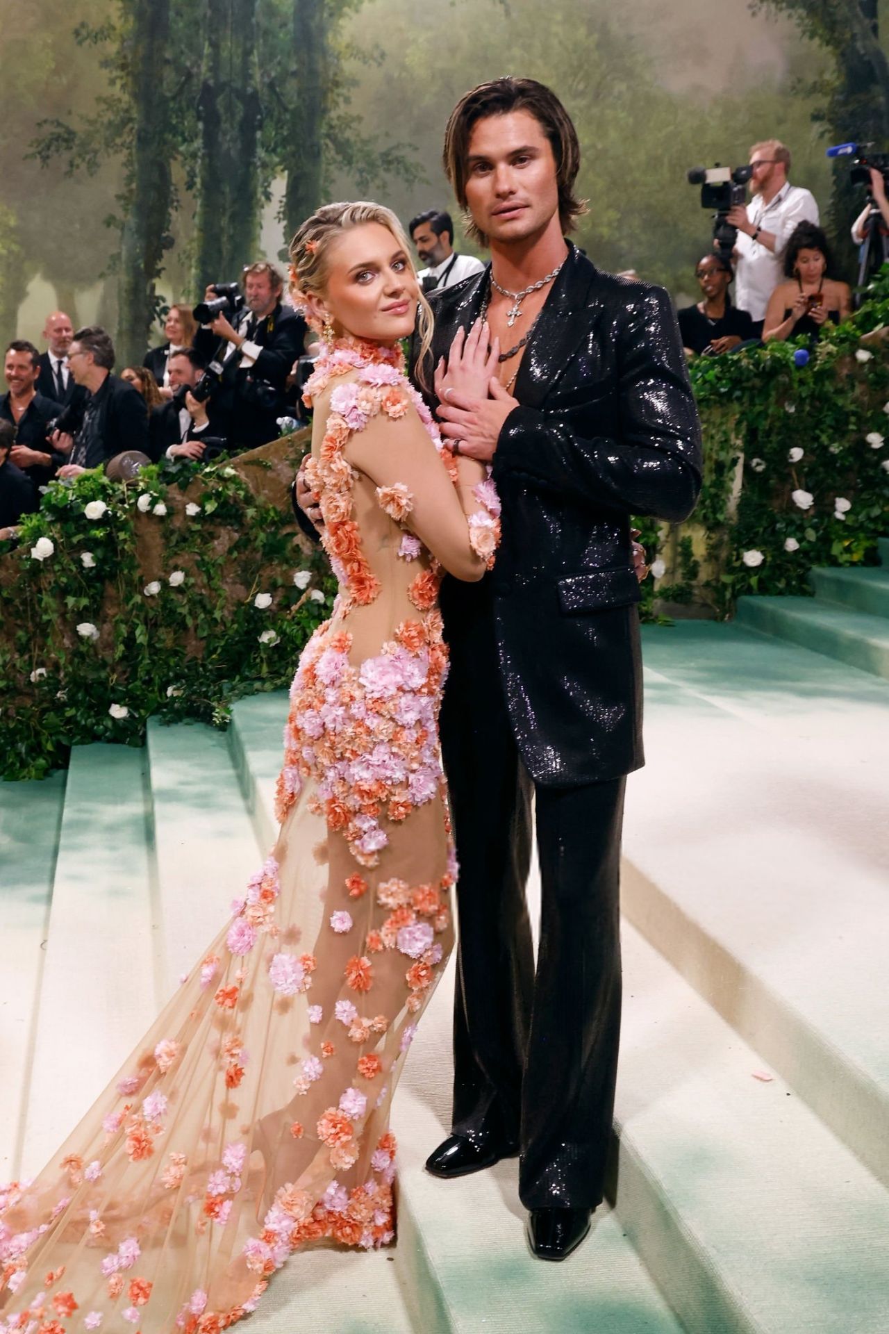 KELSEA BALLERINI AND CHASE STOKES MAKE A STUNNING DEBUT AT THE 2024 MET GALA IN NEW YORK01